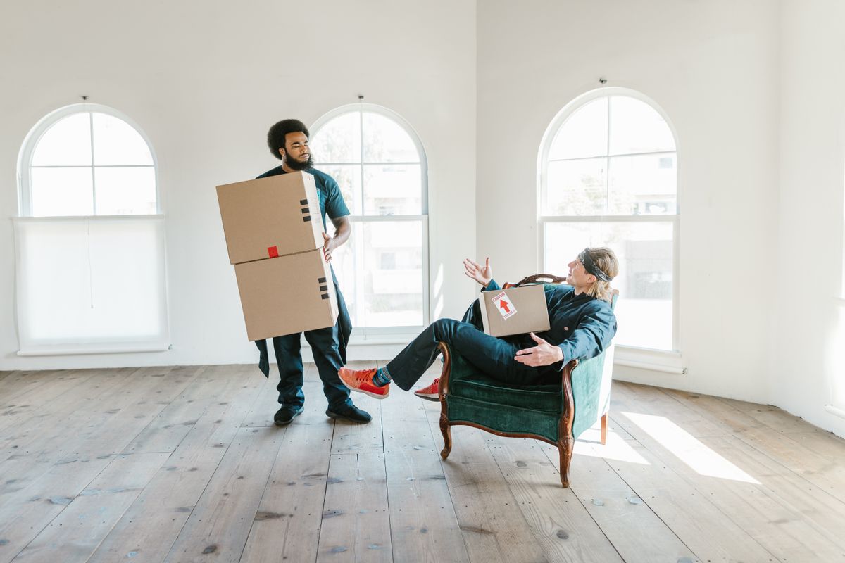 Equipo retirando muebles de un piso